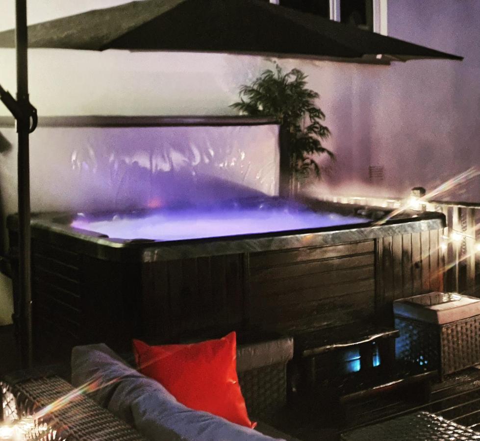 The Grumpy Schnauzer BnB: Luxe Suite with Hot Tub & Farm Stay Airdrie Exterior photo