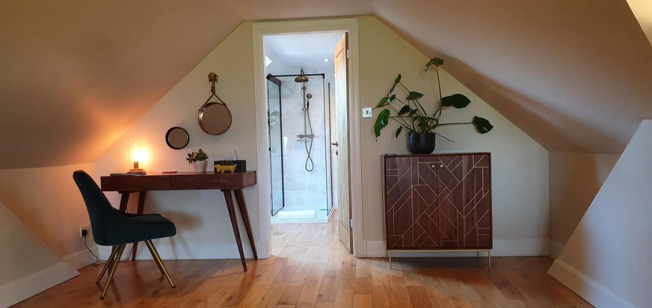 The Grumpy Schnauzer BnB: Luxe Suite with Hot Tub & Farm Stay Airdrie Exterior photo