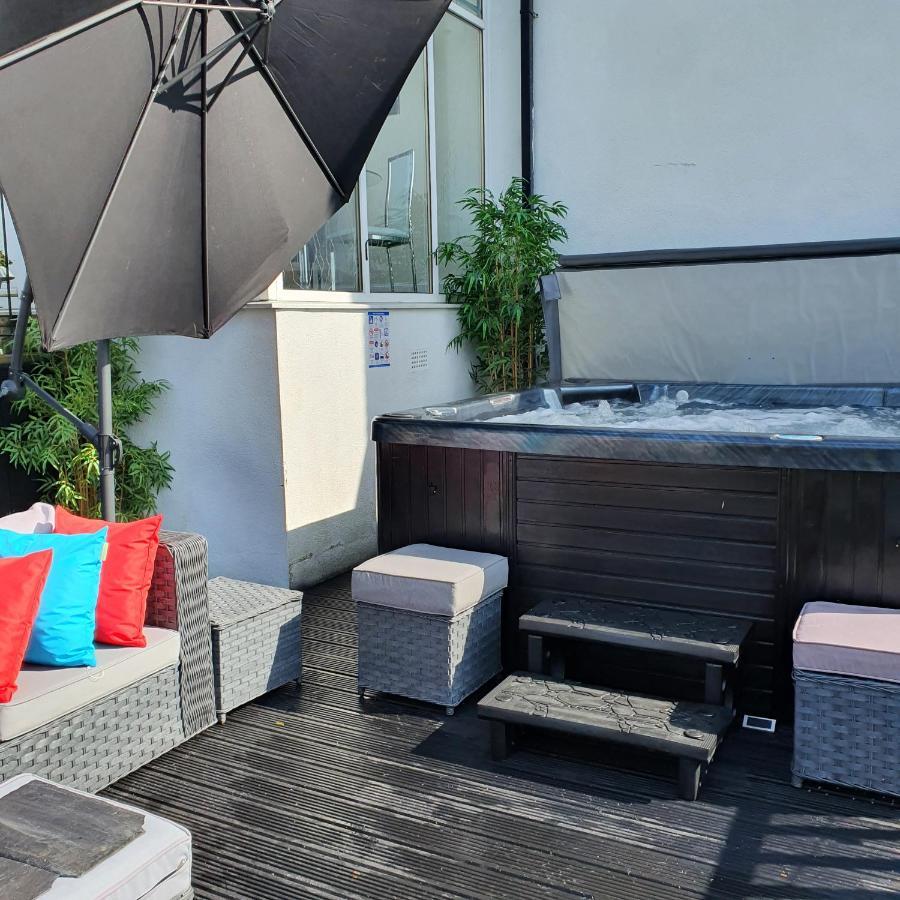 The Grumpy Schnauzer BnB: Luxe Suite with Hot Tub & Farm Stay Airdrie Exterior photo